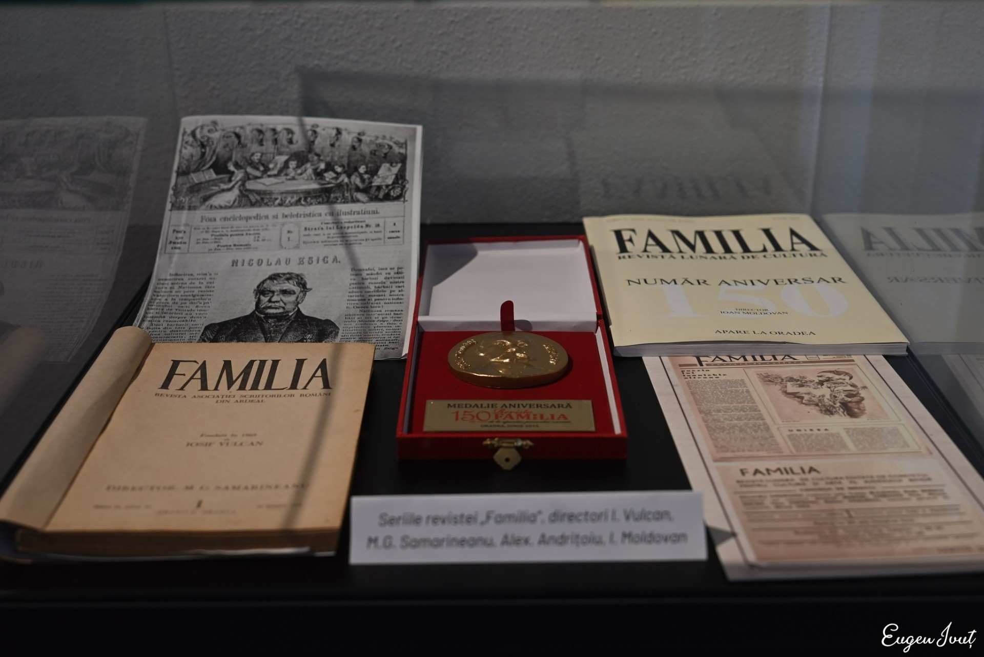 Vitrină cu numere ale revistei „Familia” și medalie aniversară 150 de ani
