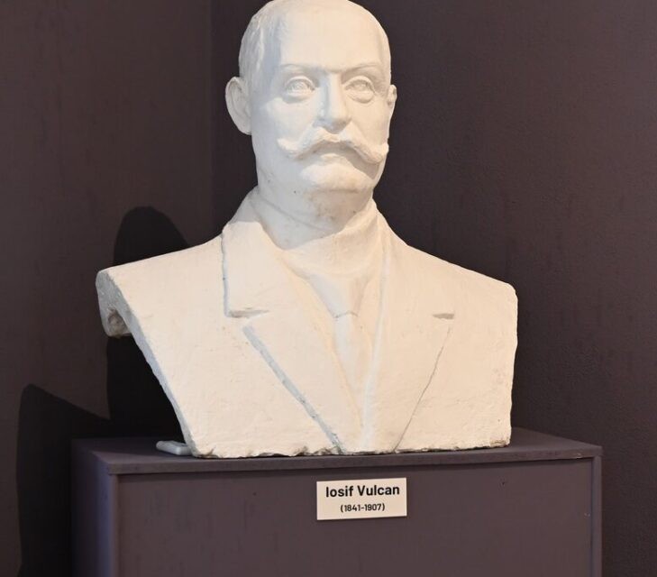 Bustul lui Iosif Vulcan (1841–1907) în interiorul casei memoriale