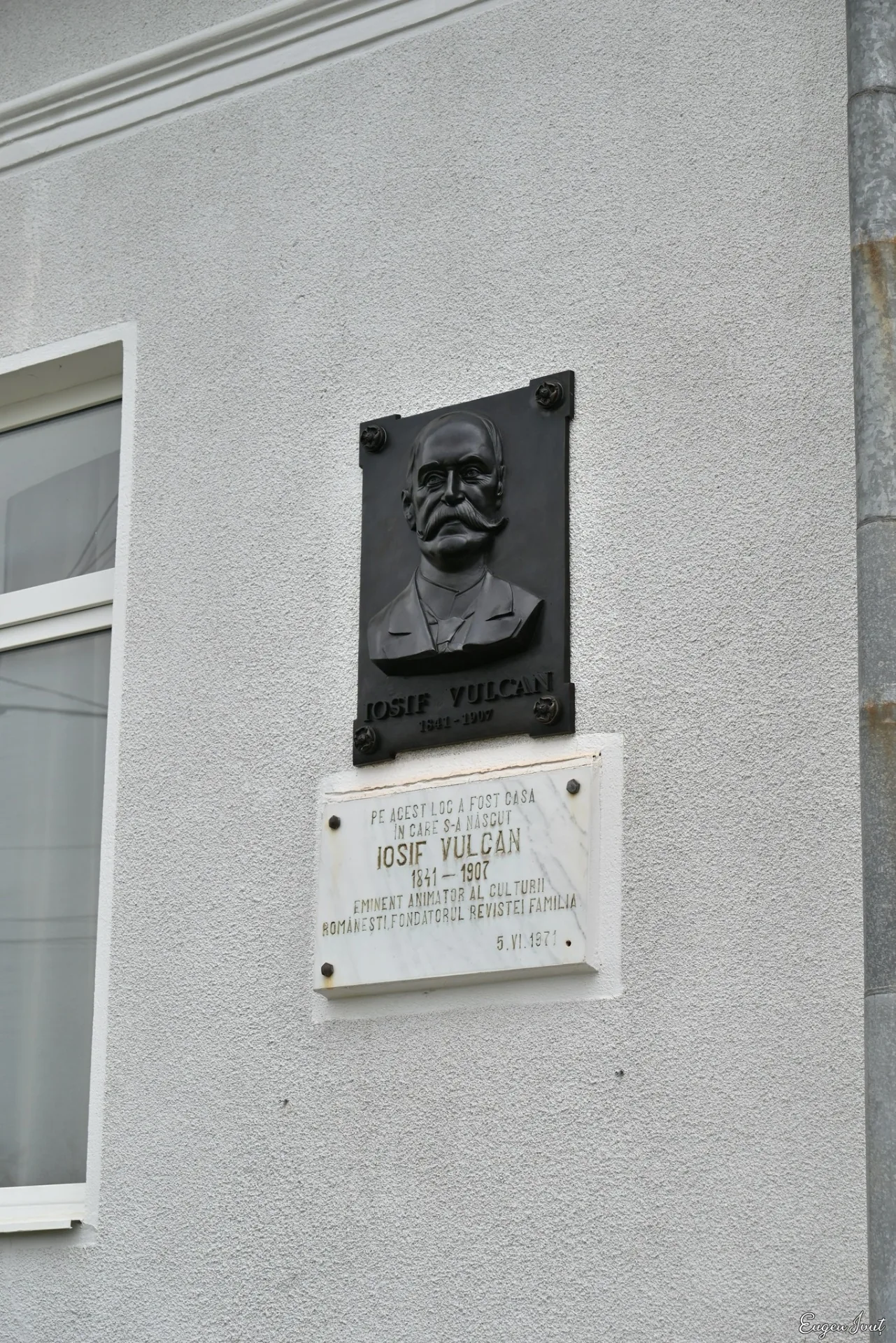 Placa memorială și bustul lui Iosif Vulcan pe fațada casei